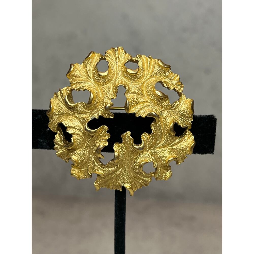 Vintage Crown Trifari signed goldtone oak leaf wreath brooch estate leaves